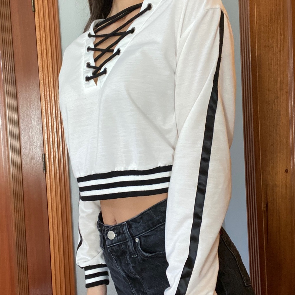 Forever 21 Cropped Lace Up Top White size Small